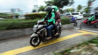 Seorang pengendara motor melintasi jalur khusus pejalan kaki di kawasan Tanjung Duren Utara, Grogol Petamburan, Jakarta, Jumat (7/2/2020).