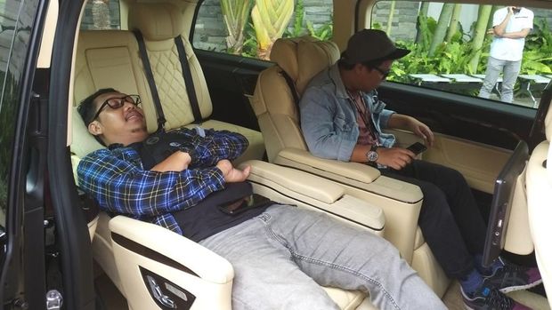 Jok baris kedua Mercedes-Benz New Vito bisa dibikin sampai rebah