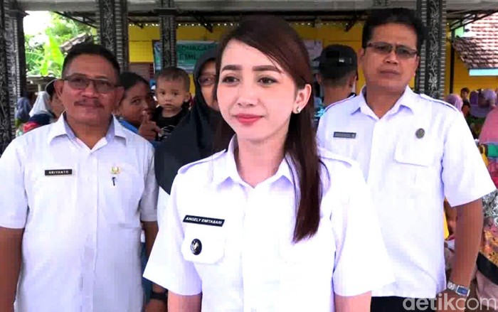 Kades Angely Emitasari Kades Kedungkumpul Angely Emitasari kembali jadi sorotan. Kali ini ia ikut membantu warga mengurus data kependudukan yang dilakukan secara massal.