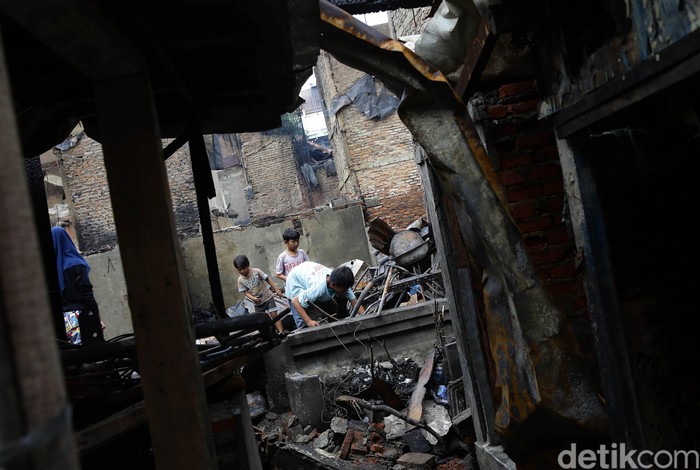 Kebakaran hanguskan rumah warga di permukiman padat penduduk Taman Sari, Jakbar. Warga mencari barang berharga di antara puing-puing bangunan sisa kebakaran itu