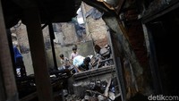 Sejumlah anak sedang mencari benda-benda berharga yang dapat diselamatkan di antara puing-puing bangunan sisa kebakaran di kawasan permukiman padat penduduk yang berada di Kecamatan Taman Sari, Jakarta Barat, Jumat (7/2/2020).