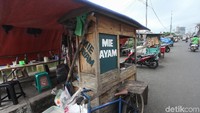 Meski begitu, fungsi trotoar jadi tak efektif dengan adanya PKL ini.