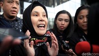 Kasus suap ini berawal saat anggota DPR terpilih dari PDIP, yaitu Nazarudin Kiemas, meninggal dunia pada Maret 2019. Berdasarkan UU Nomor 7 Tahun 2017 tentang Pemilu, disebutkan, bila anggota DPR meninggal dunia, digantikan oleh caleg dari partai politik yang sama yang memperoleh suara terbanyak di bawahnya. Kemudian caleg PDIP dengan suara terbanyak di bawah Nazarudin adalah Riezky Aprilia. Namun Harun diduga berupaya menyuap Wahyu, yang saat itu menjabat komisioner KPU, agar dapat menjadi PAW Nazarudin.