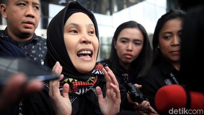 Anggota DPR Riezky Aprilia jalani pemeriksaan di KPK. Ia diperiksa terkait kasus suap pergantian antarwaktu (PAW) anggota DPR.
