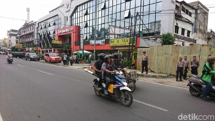 Ahmad Arfah Lubis- detikcom/ Lokasi diduga pembuangan sobekan kertas yang diduga lembaran Al-Quran terjadi di Jalan SM Raja, Medan.