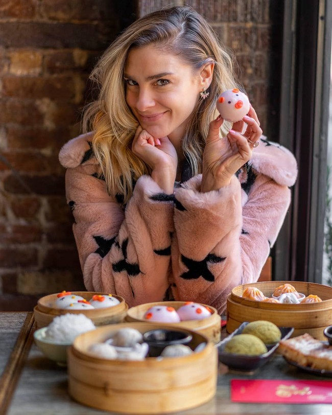 Wanita bernama Jessica Hirsch ini merupakan selebgram dan pengusaha yang dapat banyak keuntungan dari hobinya dalam mengunggah foto di Instagram, terutama makanan. Sejak membuat akun @cheatdayeats dua tahun lalu, ia dapat banyak kesempatan emas yang tidak didapat dengan menjadi guru. Foto: Instagram @cheatdayeats