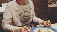 Saat berada di sebuah kafe, Nakula memilih untuk memesan lasagna yang jadi kesukaannya. Sebelum menyantap habis, Nakula sempatkan foto sambil memegang sendok di tangannya. Foto: Istimewa
