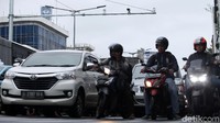 Para pengendara tampak tertib saat lampu traffic light menyala merah.