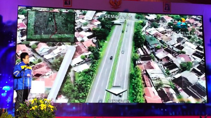 Direktur Utama PT Rekayasa Industri memaparkan rencana kerja proyek pipa Cirebon-Semarang