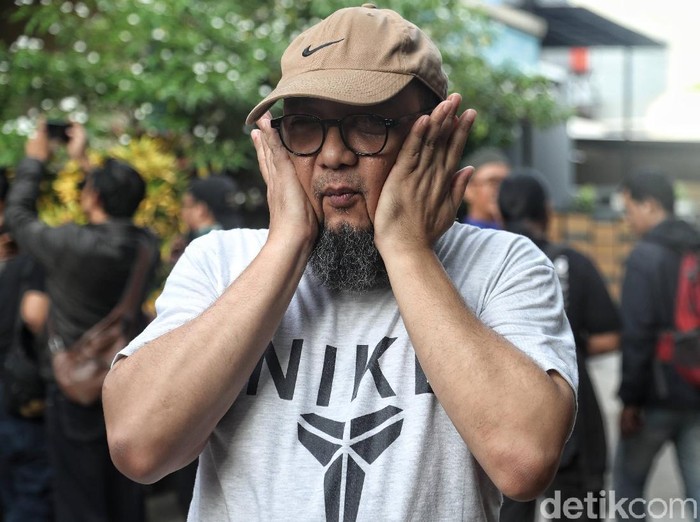Korban penyiraman air keras Novel Baswedan bicara alasannya tak ikut rekonstruksi yang digelar polisi. Faktor kesehatan jadi alasan ia tak ikut rekonstruksi itu