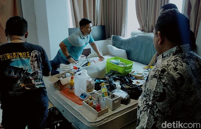 Pabrik Ganja Sintetis di Surabaya Digerebek Polisi Subdit I Narkoba Polda Metro Jaya menggerebek pabrik ganja sintetis di sebuah apartemen kawasan Siwalankerto Timur, Surabaya.