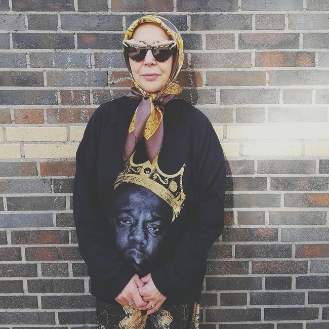 Meryem Slimani juga menambahkan aksesori berupa kacamata gaya untuk mendukung OOTD Najate Leklye. Seperti pada foto ini, Najate Leklye memakai cat eye sunglasses warna hitam dan hijab segi tiga yang diikat bagian depan. Dipadukan dengan long sweater warna hitam. Foto: instagram @meryemsfirst.