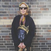 Meryem Slimani juga menambahkan aksesori berupa kacamata gaya untuk mendukung OOTD Najate Leklye. Seperti pada foto ini, Najate Leklye memakai cat eye sunglasses warna hitam dan hijab segi tiga yang diikat bagian depan. Dipadukan dengan long sweater warna hitam. Foto: instagram @meryemsfirst.