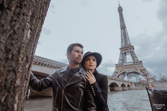Raffi dan Gigi tampil kompak menggunakan busana serba hitam bertema Parisian chic. Raffi Ahmad tampil kemeja yang dipadankan dengan biker jacket.  Foto: dok. Instagram