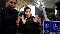 Riezky juga mengatakan tak mengetahui perihal proses PAW yang menjerat Harun ini. Ia mengaku hanya bekerja untuk menjalankan amanah dari pemilihnya dari dapil Sumatera Selatan.