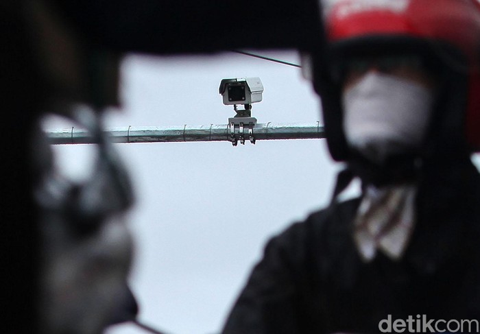 Pemasangan kamera tilang elektronik atau E-TLE diperluas. Kali ini kamera e-TLE yang dipasang di Jalan Gajah Mada, Jakarta, siap memantau pengendara yang melanggar lalu lintas.