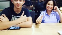 Nah, ini adalah kedekatannya dengan sang Nenek saat di sebuah rumah makan. Tampaknya mereka sedang menunggu pesanan makanan mereka datang. Foto: Istimewa