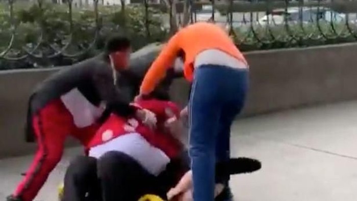 Minnie Mouse Berantem sama sekuriti Disneyland