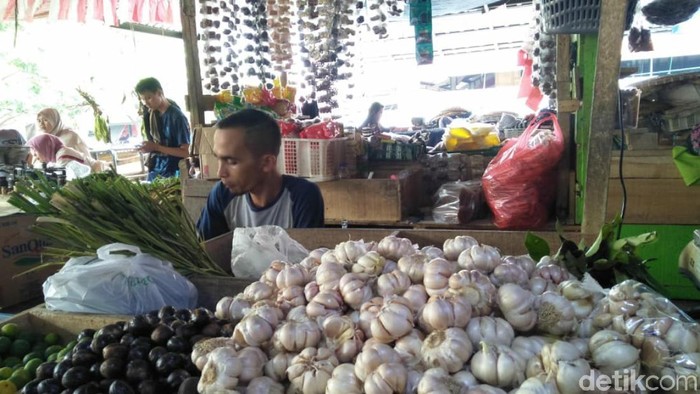 Pedagang bawang putih di Pasar Cianjur