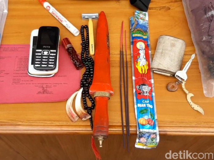 Barang Bukti Dukun Bertato