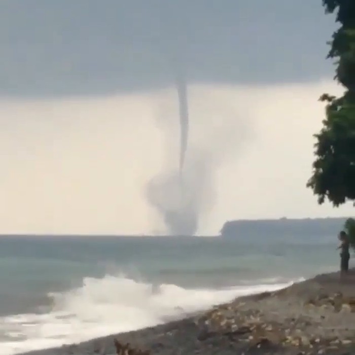 Belalai air (waterspout), puting beliung yang ada di permukaan air muncul di Buleleng Bali (Screenshot video viral)