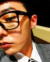 Kembali Tampil Unik, G-Dragon Pakai Dasi dari Tali Sepatu