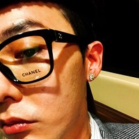 7. G-DragonBisa dikatakan jika G-Dragon adalah pelopor brand ambassador merek mewah di kalangan artis KPop. Sejak Januari 2020, ia pun telah menampilkan 14 postingan Instagram dengan Chanel, dihitung dari impresi dan media value pentolan grup Bigbang itu, GD bisa mendapat $350.000 (Rp 5 miliaran) per postingan. Foto: Instagram @xxxibgdrgn