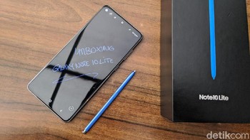 Seperti pendahulunya di seri Note, di Galaxy Note 10 Lite juga terdapat S Pen yang jadi andalannya. Foto: Agus Tri Haryanto/detikINET