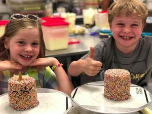 Potret Gemas 5 Anak Seleb Hollywood yang Hobi Masak