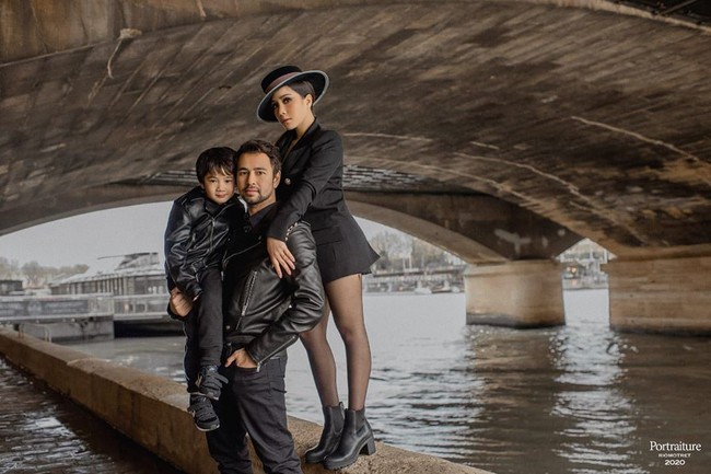 Rafathar pun ikut terlibat dalam pemotretan tersebut. Bergaya seperti sang ayah, putra Raffi dan Gigi itu juga menggunakan biker jacket.  Foto: dok. Instagram