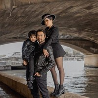 Rafathar pun ikut terlibat dalam pemotretan tersebut. Bergaya seperti sang ayah, putra Raffi dan Gigi itu juga menggunakan biker jacket.  Foto: dok. Instagram