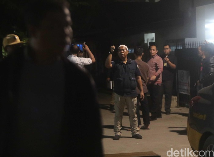Petugas kepolisian melakukan rekonstruksi secara tertutup untuk kasus Novel Baswedan di Kelapa Gading, Jakarta Utara, Jumat (7/2) dini hari. Digelar selama kurang lebih 3 jam tanpa liputan media.