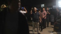 Rekonstruksi tertutup itu dilakukan oleh pihak kepolisian tanpa alasan yang jelas sehingga media hanya diperbolehkan mengambil gambar dari jarak 100 meter.