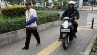 Trotoar yang dibangun sebagai jalur untuk para pejalan kaki melintas itu tak jarang disalahgunakan para pemotor untuk menjadi jalur cepat demi memangkas waktu tempuh.
