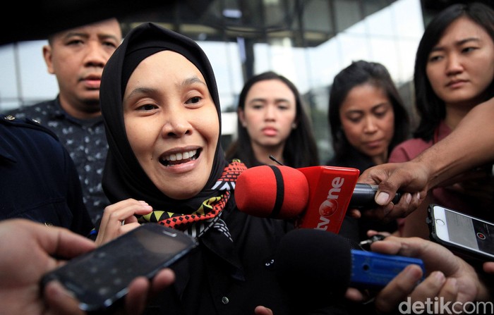 Anggota DPR Riezky Aprilia Diperiksa KPK Anggota DPR Riezky Aprilia jalani pemeriksaan di KPK. Ia diperiksa terkait kasus suap pergantian antarwaktu (PAW) anggota DPR.