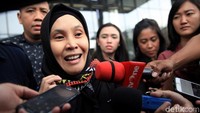 Anggota DPR Riezky Aprilia meninggalkan gedung KPK usai menjalani pemeriksaan, Jakarta, Jumat (7/2/2020).