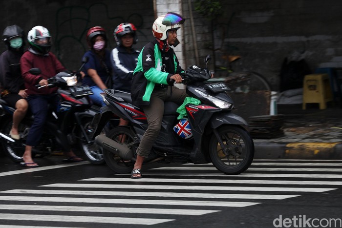 Pemasangan kamera tilang elektronik atau E-TLE diperluas. Kali ini kamera e-TLE yang dipasang di Jalan Gajah Mada, Jakarta, siap memantau pengendara yang melanggar lalu lintas.
