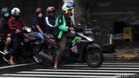Setelah mendapatkan surat konfirmasi, pemilik kendaraan wajib melakukan konfirmasi penerimaan melalui website www.etle-pmj.info atau melalui aplikasi android. Selain itu, konfirmasi juga bisa dikirimkan langsung ke Posko E-TLE Subdit Gakkum Ditlantas Polda Metro Jaya. Batas waktu untuk memberikan konfirmasi tersebut adalah lima hari. Rifkianto Nugroho/detikcom  