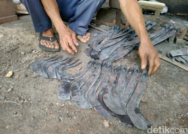 Menurut Uju, dalam sehari setiap pos mampu menghasilkan puluhan hingga ratusan perkakas ukuran kecil dan sedang seperti golok, pisau dan parang atau congkrang. (Foto: Dadang Hermansyah/detikcom) Menurut Uju, dalam sehari setiap pos mampu menghasilkan puluhan hingga ratusan perkakas ukuran kecil dan sedang seperti golok, pisau dan parang atau congkrang. (Foto: Dadang Hermansyah/detikcom)