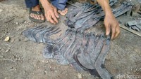 Menurut Uju, dalam sehari setiap pos mampu menghasilkan puluhan hingga ratusan perkakas ukuran kecil dan sedang seperti golok, pisau dan parang atau congkrang.  (Foto: Dadang Hermansyah/detikcom)