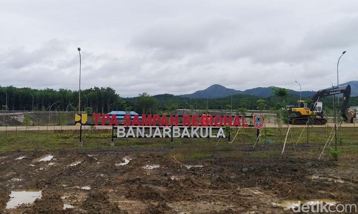 Presiden Joko Widodo (Jokowi) meresmikan Tempat Pemrosesan Akhir (TPA) Sampah regional Banjarbakula di Kecamatan Cempaka, Kota Banjarbaru, Kalimantan Selatan, Jumat (7/2/2020).