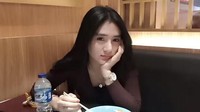 Lihat lagi nih pose imut Bella saat sedang makan mengenakan sumpit. Kira-kira sedang makan apa ya? Foto: Instagram @bellanova.96
