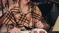 Salah satu makanan favoritnya ternyata ada steak. Dipadukan dengan kentang goreng dan brokoli, menu makan malam Bella semakin meriah. Foto: Instagram @bellanova.96