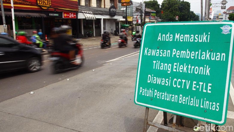 Tilang Elektonik Didominasi Pemotor Terobos Jalur TransJ Sejak diberlakukan tilang elektornik, sejumlah pelanggaran didominasi para pemotor yang masih nekat menerobos jalur TransJakarta.