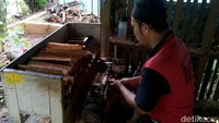 Sayangnya, menurut Uju, selama ini belum ada perhatian Pemerintah Ciamis terhadap pengrajin pandai besi. Padahal, kampung ini berpotensi mendongkrak perekonomian masyarakat Ciamis. (Foto: Dadang Hermansyah/detikcom)