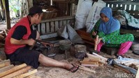 Uju dan para pandai besi lainnya bertekad untuk mempertahankan warisan pembuatan perkakas besi secara tradisional ini. Beberapa pemuda saat ini sudah berlatih untuk kemudian meneruskan, supaya Kampung Dokdak ini tetap bertahan. (Foto: Dadang Hermansyah/detikcom)