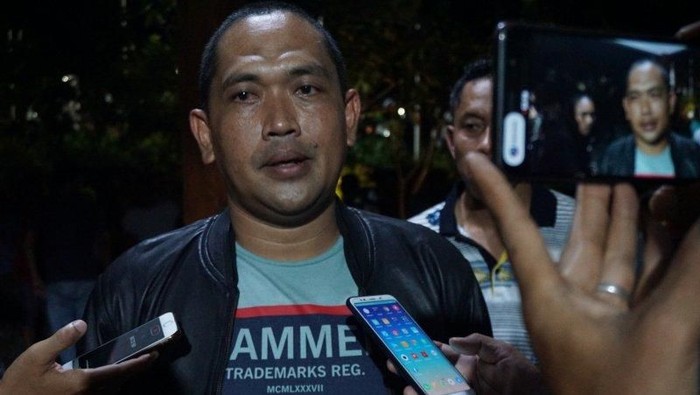 Kapolres Lombok Barat AKBP Bagus Satrio Wibowo memberikan keterangan persnya usai menggelar hasil penyelidikan sementara di Mapolsek Senggigi, Kamis malam (6/2/2020). (ANTARA/Dhimas B.P.)