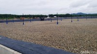 Penggunaan sistem sanitary landfill pada TPA ini bertujuan untuk membuat kawasan di sekitar tidak tercemar dan terpapar bau dari timbunan sampah. 