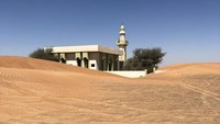 Desa Al Madam dirancang rapi dengan dua baris rumah dan sebuah masjid di sana, namun dibiarkan begitu saja. Ada indikasi bahwa penduduk pergi dengan tergesa-gesam, pintu-pintu terbuka lebar, barang-barang pribadi dibiarkan berserakan (Foto: CNN)