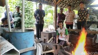 Sementara itu, Pjs Kepala Desa Baregbeg, Owoy, mengatakan Pemerintah Desa akan mendorong para pengrajin untuk tetap mempertahankan produksinya. (Foto: Dadang Hermansyah/detikcom)
